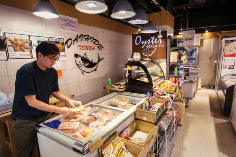 After renovation, young tenants are more willing to do business in Link REIT fresh markets. After renovation, young tenants are more willing to do business in Link REIT fresh markets.